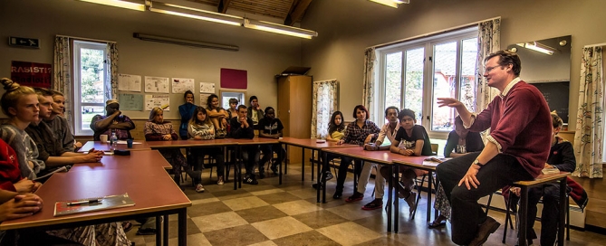 James Lamont speaking with students about the work of the journalist