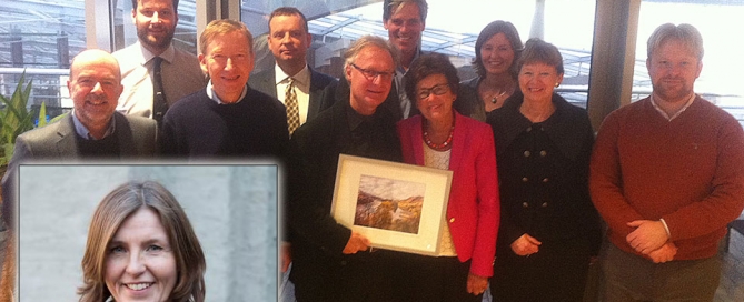 Gisle receiving a gift from RCN Chair, Tove Veierød