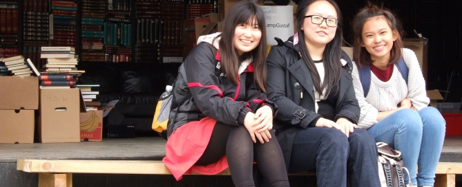 Yazhi (centre) with two other Summer Course students