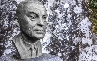 The bust of LeifHøegh by the College boathouse