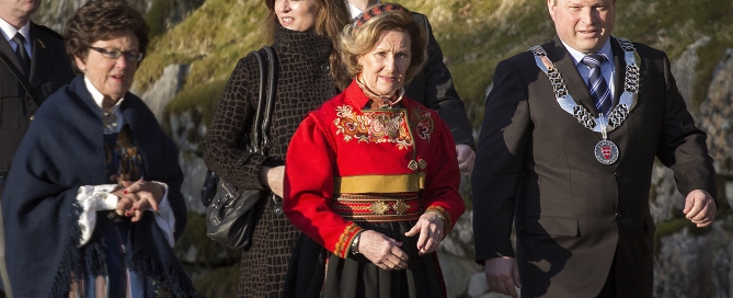 Arve Helle accompanies HM Queen Sonja during her visit to the College in 2014