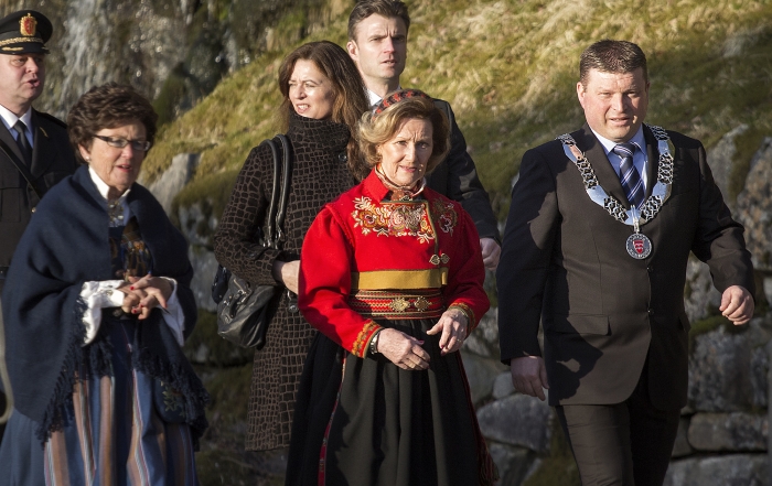 Arve Helle accompanies HM Queen Sonja during her visit to the College in 2014