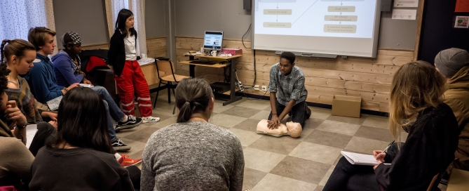 Demonstrating CPR