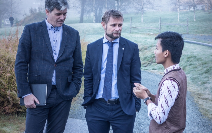 Director of Development Arne Osland with Minister Bent Høie and student Mean Pring