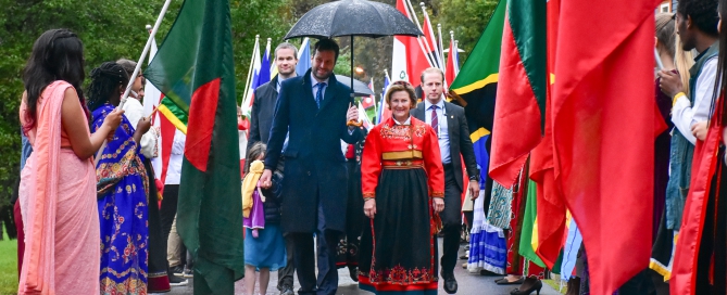 HM Queen Sonja with Rektor, Larry Lamont.
